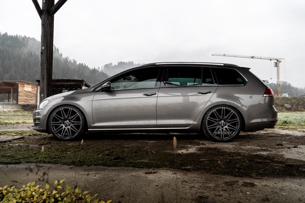 VW Golf 7 mit Eibach Sportline Gewindefedern und 20 Zoll Twin-Monotube Projekt Felgen
